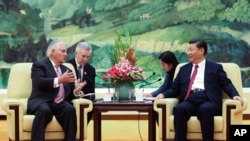 렉스 틸러슨 미 국무장관과 시진핑 중국 국가주석이 30일 인민대회당에서 회담하고 있다.