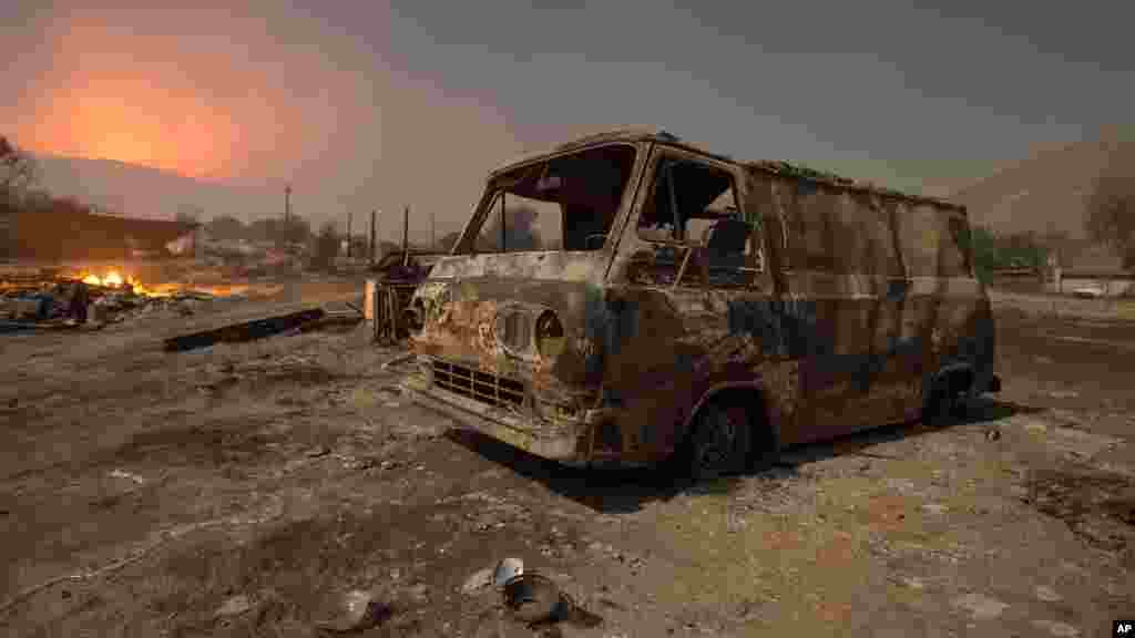 Vue d&#39;une camionnette brûlée, Phelan, Californie le 18 août 2016.