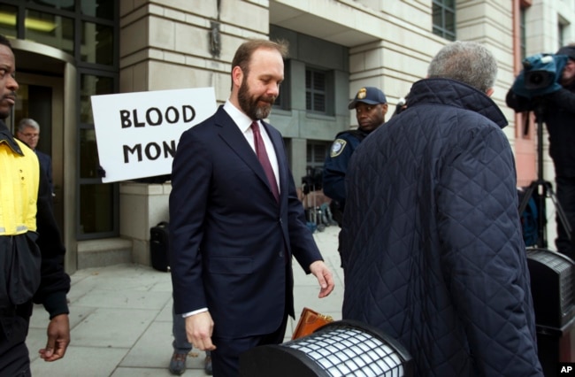 Rick Gates deja el tribunal federal en Washington, el viernes 23 de febrero de 2018. Gates, ex asesor principal de la campaña del presidente Donald Trump, se declaró culpable de cargos de conspiración federal y declaraciones falsas en la investigación de Rusia del fiscal especial Robert Mueller.