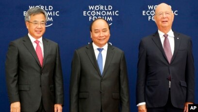 Trái qua phải: Phó thủ tướng TQ Hồ Xuân Hoa, Thủ tướng VN Nguyễn Xuân Phúc và Chủ tịch điều hành Diễn đàn Kinh tế Thế giới Klaus Schwab trong buổi họp ở Hà Nội ngày 12/9/2018 .