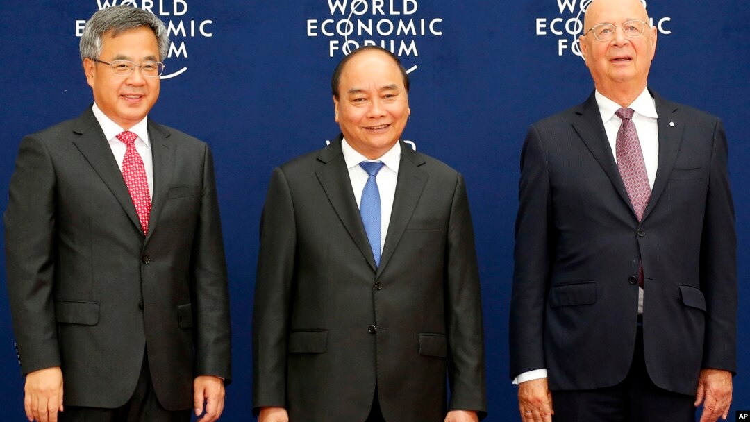 Thủ tướng Nguyễn Xuân Phúc chụp ảnh với Phó Thủ tướng Trung Quốc Hồ Xuân Hoa và Chủ tịch Diễn đàn Kinh tế Thế giới, ông Klaus Schwab, hôm 12/8.
