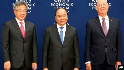 Thủ tướng Nguyễn Xuân Phúc chụp ảnh với Phó Thủ tướng Trung Quốc Hồ Xuân Hoa và Chủ tịch Diễn đàn Kinh tế Thế giới, ông Klaus Schwab, hôm 12/8.