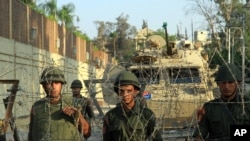 Des militaires égyptiens devant le palais présidentiel au Caire, Egypte, 2 juillet 2013