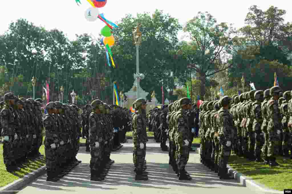 Para troopers stand in lines to celebrate 65th anniversary of Independent Day in front of the Royal Palace on the 9th November, 2018.(Tum Malis/VOA)