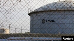 A partir del lunes 29 de abril, se sancionará a los individuos en EE.UU. que compren petróleo o —productos derivados— a Petróleos de Venezuela, la empresa estatal venezolana.