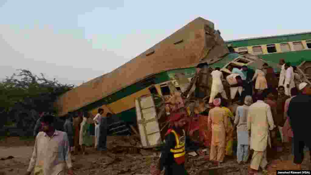 حادثے کے فوری بعد مقامی افراد نے اپنی مدد آپ کے تحت امدادی سرگرمیاں شروع کیں۔ بعد ازاں امدادی اہلکار اور پولیس بھی جائے واقعہ پر پہنچے۔