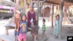 ប្រជាជន​ជាង​៩០%​ក្នុង​ចំណោម​ប្រជាជន​​​ជាង​៣៨០​គ្រួសារ​ឬ​ស្មើនឹង​ចំនួន​មនុស្ស​​សរុប​ជិត​១៩០០​នាក់​នៅក្នុង​ឃុំ​កំពង់​ស្រឡៅ​២ សុទ្ធតែ​និយាយភាសា​​លាវ។​​