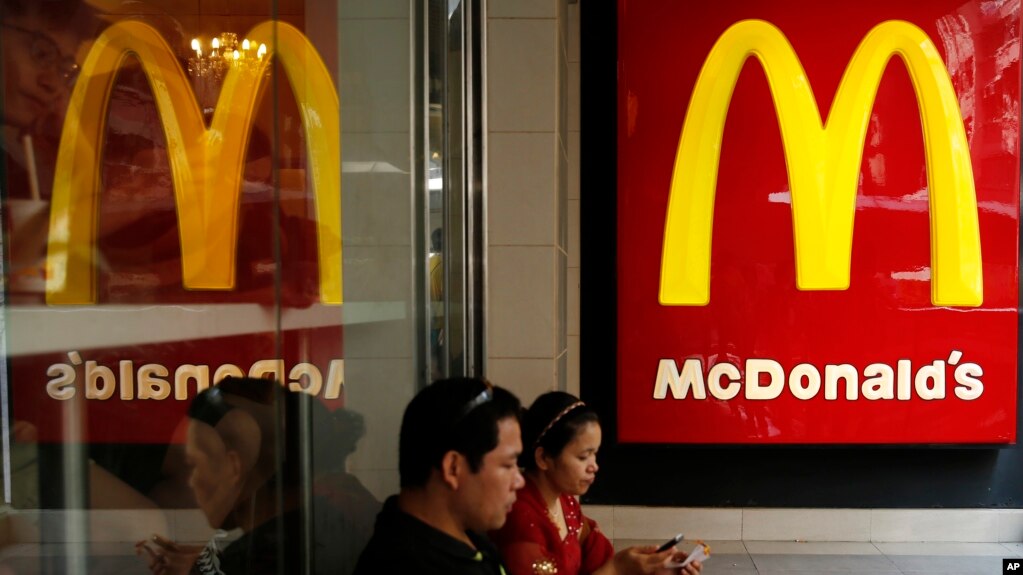 Los trabajadores de McDonalds en 10 ciudades de EE.UU. participan en una huegla contra el acoso sexual el mates, 18 de septiembre de 2018.