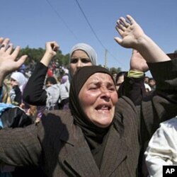 Mulher durante uma manifestação contra o presidente Assad