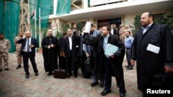 Para pengacara Libya merayakan keputusan Mahkamah Agung yang menyatakan parlemen Libya tidak sah dan harus dibubarkan, di Tripoli, Kamis (6/11).