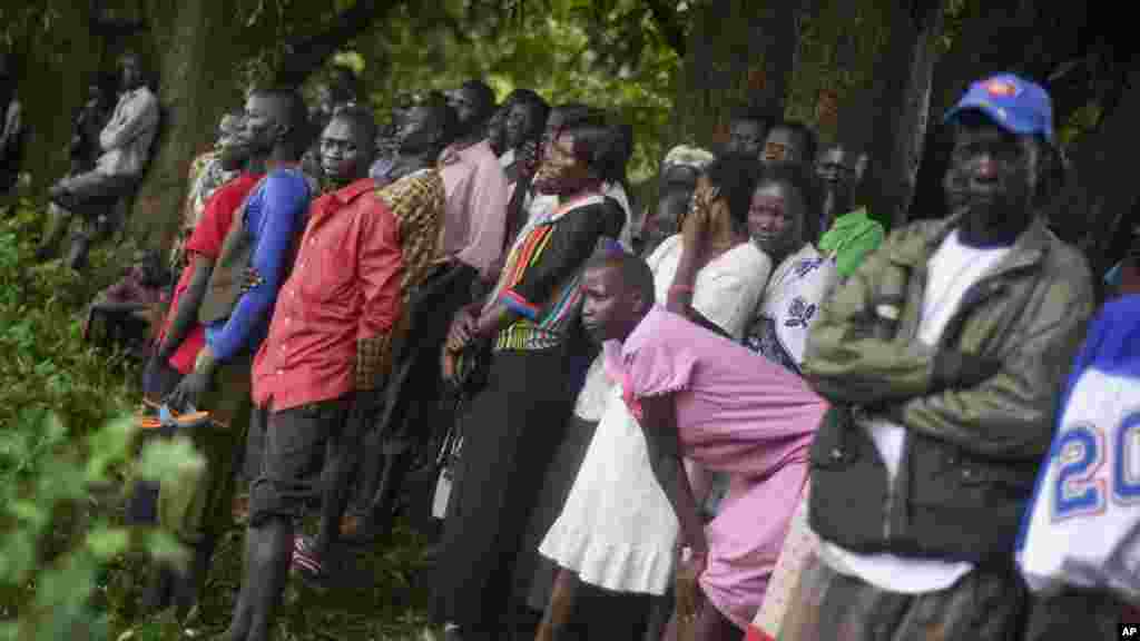 Habitantes das redondezas aglomeram-se junto dos destroços do Antonov que caiu em Juba, Sudão do Sul, 4 Novembro 2015. (AP Photo/Jason Patinkin)&nbsp;