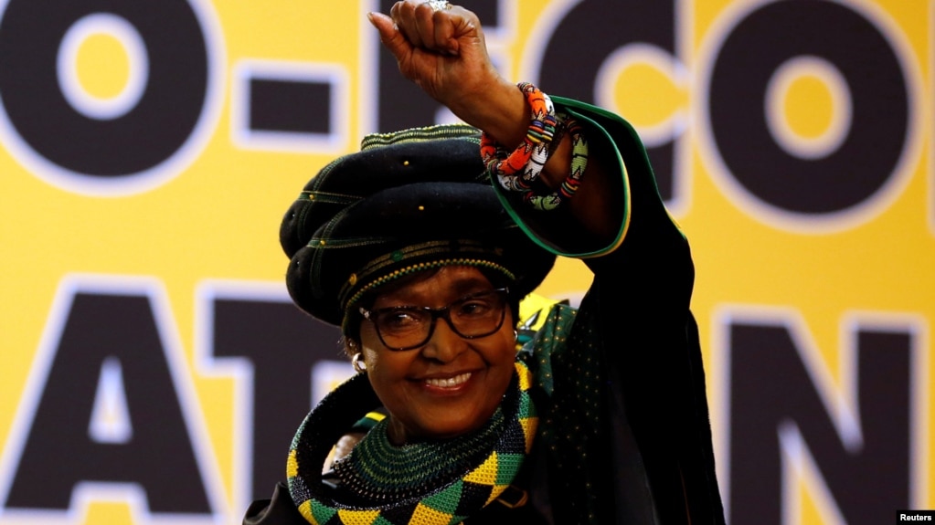 Vdes Winnie Madikizela-Mandela, ish bashkëshortja e Nelson Mandelës