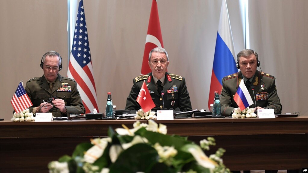 Tổng Tham mưu trưởng Liên quân Nga, Đại tướng Valery Gerasimov, phải, họp với người tương nhiệm Thổ Nhỉ Kỳ, giữa, và Mỹ, trái, để bàn về Syria và Iraq ngày 7/3/2017
