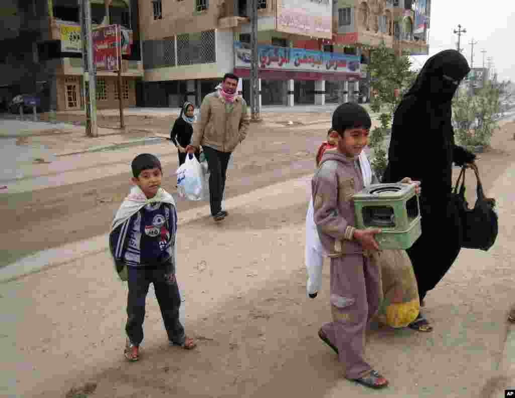 Civilians leave their homes after clashes between the Iraqi army and al-Qaida fighters in Fallujah, Jan. 5, 2014. 