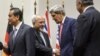 آرشیو - محمدجواد ظریف وزیر خارجه ایران (دوم از چپ) و جان کری وزیر خارجه آمریکا (دوم از راست) پس از توافق موقت هسته‌ای ژنو – ۳ آذر ۱۳۹۲