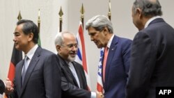 Waziri wa mambo ya nje wa Iran Mohammad Javad Zarif na mwenzake wa Marekani Johh Kerry mjini Geneva November 24, 2013