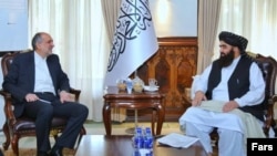 دیدار سفیر ایران (چپ) و وزیر امور خارجه حکومت طالبان. 