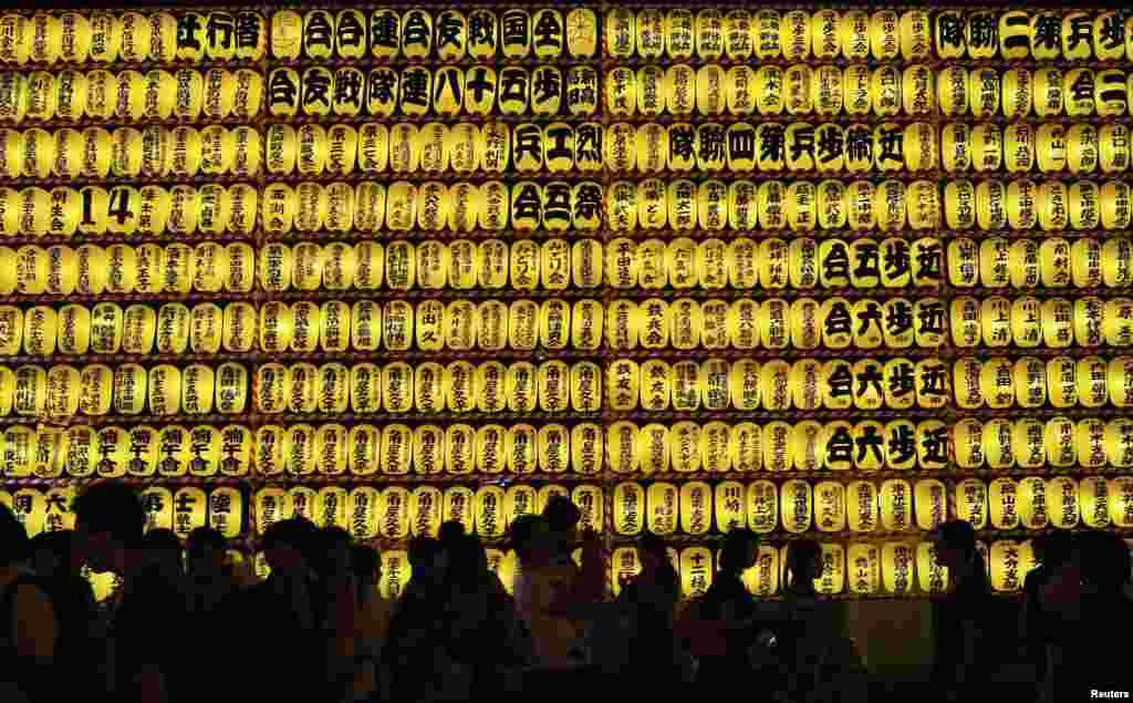 Yasukuni ibodatxonasida urushda halok bo&#39;lganlar xotirasi uchun yillik Mitama qandillar festivali bo&#39;lib o&#39;tmoqda, Tokio, Yaponiya.