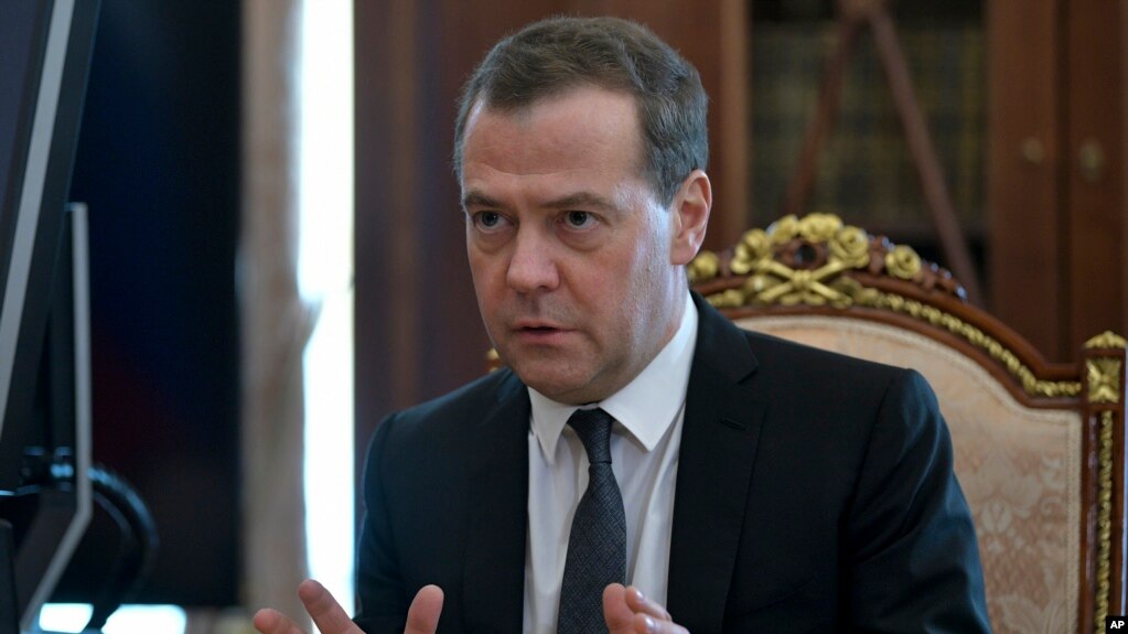 El primer ministro ruso, Dmitry Medvedev, dice que EE.UU. no debe aumentar las sanciones contra Rusia.