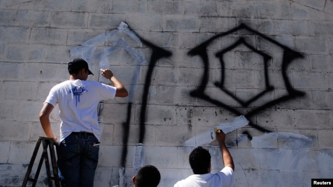ARCHIVO - Los grafitis han sido por año una de las formas en las que las pandillas marcan territorio en los barrios que habitan.