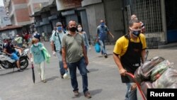 El presidente en disputa del país, Nicolás Maduro, reiteró la orden de hospitalizar al 100% de los contagiados para prevenir la proliferación de la enfermedad.