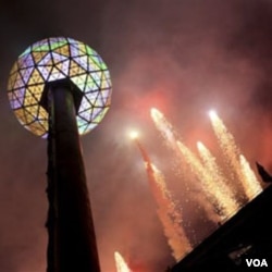 Times Square di New York menjadi pusat perayaan tahun baru dengan acara puncak penjatuhan bola kristal atau "ball drops" (foto dok.).