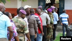 Des militaires mêlés aux autres électeurs lors de l'élection d'octobre 2015 à Brazzaville.