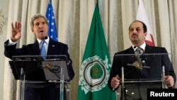 Menlu AS John Kerry menjawab pertanyaan wartawan dalam sebuah konferensi pers bersama Menlu Qatar Khalid Al Attiya (kanan) di Kedutaan Besar AS di Paris (Foto: dok).