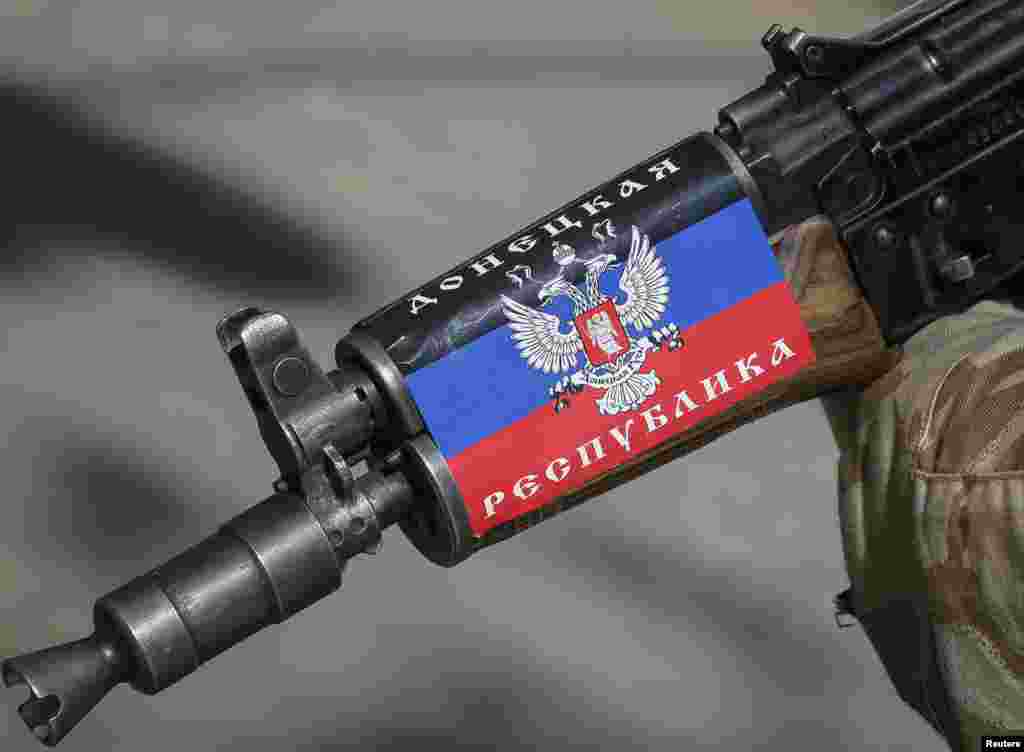 Rusiya tərəfdarının silahları üzərinə &quot;Donetsk Respublikası&quot; yazılan nakleykalar yapışdırılıb - Slovyansk, 28 aprel, 2014 &nbsp;