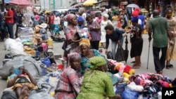 Pedestrians shop at a busy Balogun Market in Lagos, Nigeria, Sept. 5, 2017. Nigeria announced it will start issuing visas on arrival to all Africans as a way to improve intra-African trade.