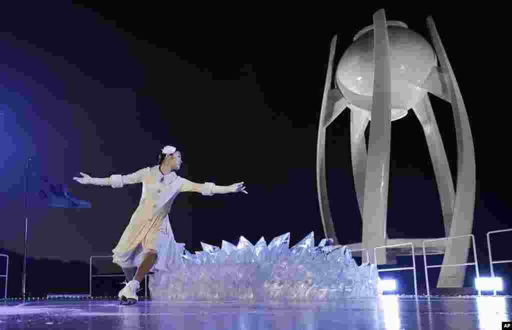 在平昌冬奧會開幕式上，南韓花樣滑冰女神金妍兒在接過奧運火炬之前，在主火炬台旁邊表演。