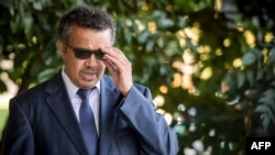 Tedros Adhanom Ghebreyesus, Directeur général de l'Organisation mondiale de la Santé (OMS), ajuste ses lunettes avant une visite officielle à l'extérieur du siège de l'OMS à Genève, le 24 octobre 2017.