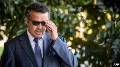 Tedros Adhanom Ghebreyesus, Directeur général de l'Organisation mondiale de la Santé (OMS), ajuste ses lunettes avant une visite officielle à l'extérieur du siège de l'OMS à Genève, le 24 octobre 2017.