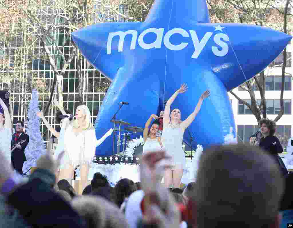 Gwen Stefani performs at The Macy's Thanksgiving Day Parade in New York City, Nov. 23, 2017.