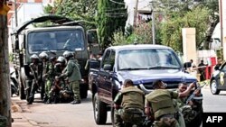 Binh sĩ Madagasca trong cuộc đối đầu giữa các lực lượng an ninh và một nhóm cảnh vệ quân đội bất đồng quan điểm tại Antananarivo, ngày 20/5/2010
