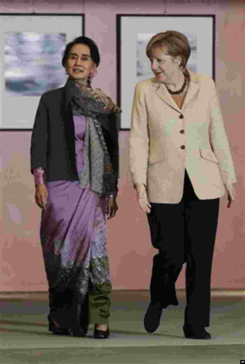 German Chancellor Angela Merkel, right, welcomes Myanmar Opposition Leader Aung San Suu Kyi for a meeting at the chancellery in Berlin, Germany, Thursday, April 10, 2014. (AP Photo/Markus Schreiber)