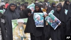 Muslim Syiah Nigeria berunjuk rasa dan menuntut pembebasan pemimpin Syiah Ibraheem Zakzaky, di Kano, Nigeria, 21 Desember 2015.