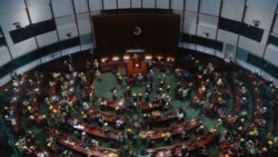 ARCHIVO - En esta foto del 1 de julio de 2019, los manifestantes se reúnen dentro de la sala de reuniones después de irrumpir en el Consejo Legislativo en Hong Kong.