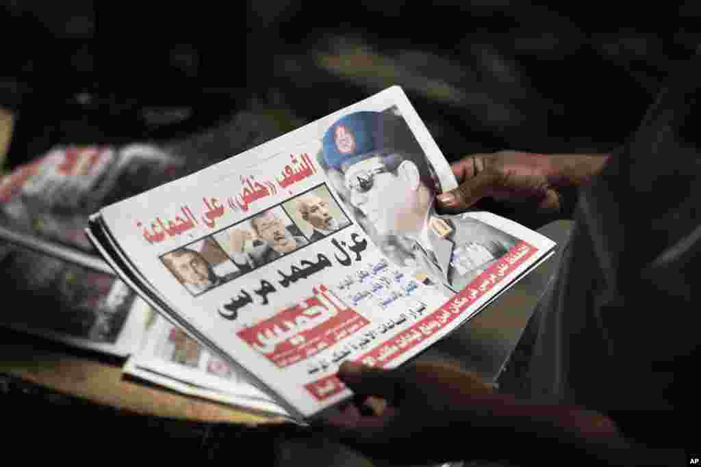 Một người&nbsp; đàn ông Ai Cập cầm một tờ báo gần Quảng trường Mesaha, ở Cairo, 4-7-2013. Chánh thẩm Tòa án Hiến pháp Tối cao Ai Cập tuyên thệ nhậm chức Tổng thống&nbsp; Lâm thời Quốc Gia&nbsp; hôm 4-7-2013.