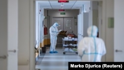 Medicinski radnici u odeljenju intenzivne nege, gde se zbrinjavaju pacijenti oboleli od Kovida 19, u Kliničkom bolničkom centru u Nišu, 31. marta 2021. (Foto: Rojters, Marko Đurica)