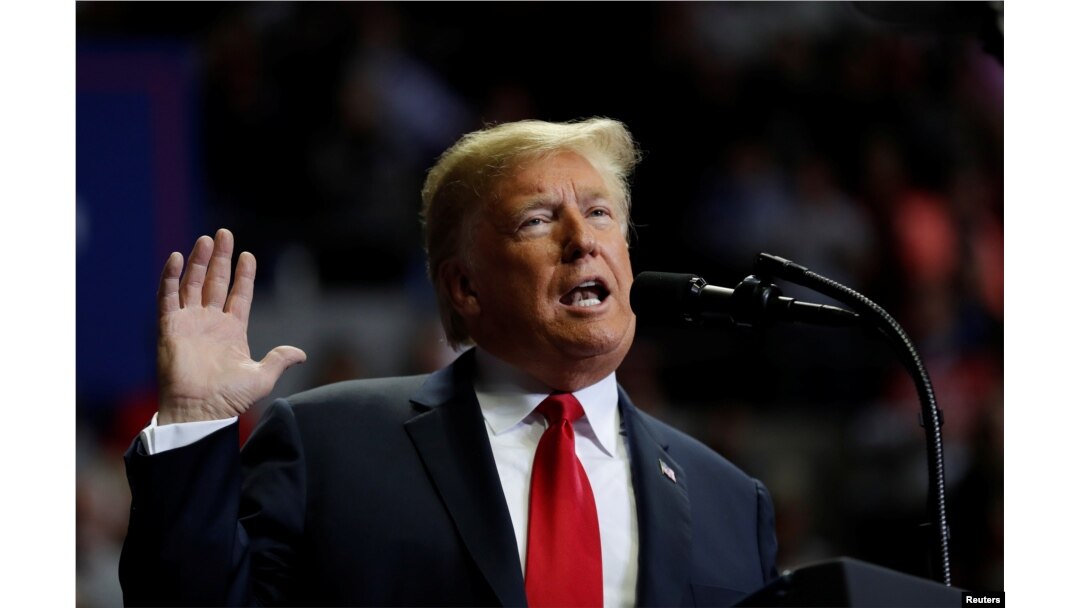 Predsednik SAD Donald Tramp pozdravlja pristalice dok pristiže na predizborni miting u Vejnu, Indijana, 5. novembra 2018.