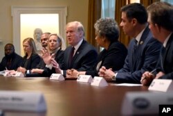 El presidente, Donald Trump (centro), habla en la Sala del Gabinete de la Casa Blanca en Washington, el miércoles 23 de enero de 2019, durante una mesa redonda con líderes conservadores para hablar sobre la seguridad y la crisis humanitaria en la frontera sur.