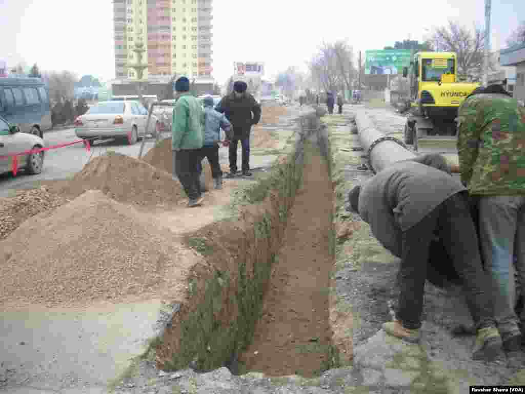 Xo'jand markaziy ko'chalarida G'arb davlatlari moliyaviy ko'magida suv quvurlari yangilanmoqda.