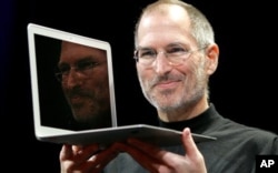 Jobs présentant le nouveau MacBook Air