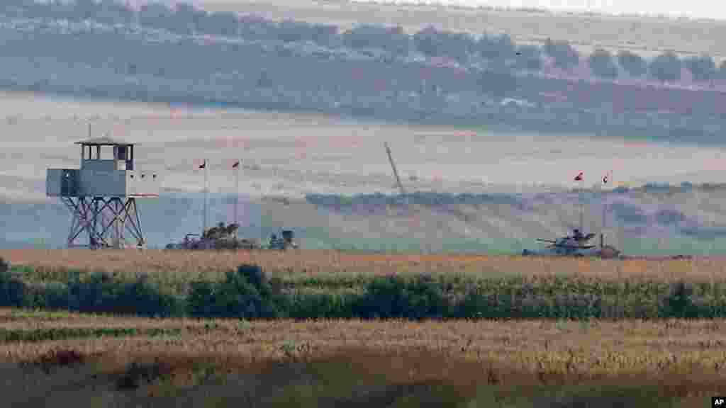 Des chars de guerre de l&#39;armée turque occupent des postes près de la frontière avec la Syrie, à la périphérie du village de Elbeyi, en Turquie, le 23 juillet 2015.