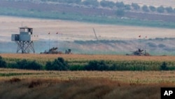 Turkish army tanks hold positions near the border with Syria, in the outskirts of the village of Elbeyi, east of the town of Kilis, in southeaster Turkey, July 23, 2015. 