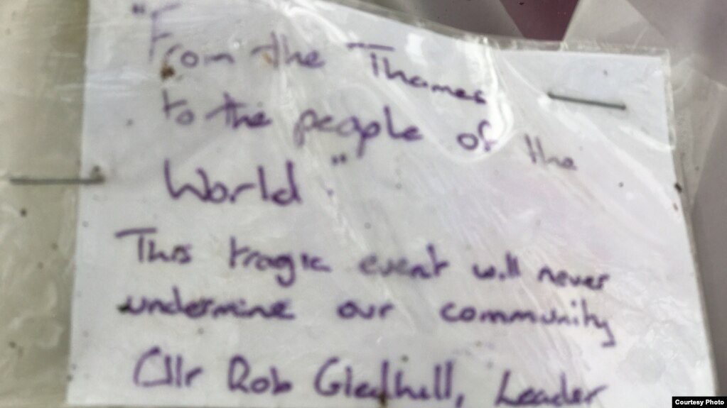 Lãnh đạo Hội đồng địa phương Thurrock, ông Rob Gledhill viết: “Từ sông Thames gửi người dân thế giới: Sự kiện thảm khốc này sẽ không bao giờ làm phương hại cộng đồng chúng ta.”