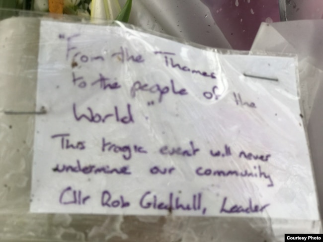 Lãnh đạo Hội đồng địa phương Thurrock, ông Rob Gledhill viết: “Từ sông Thames gửi người dân thế giới: Sự kiện thảm khốc này sẽ không bao giờ làm phương hại cộng đồng chúng ta.”