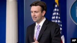 ໂຄສົກທຳນຽບຂາວ ທ່ານ Josh Earnest ພວມເວົ້າ ກ່ຽວກັບເລື້ອງອີໂບລາ ໃນການຖະແຫຼງຂ່າວປະຈຳວັນ