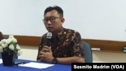 Ketua Yayasan Lembaga Bantuan Hukum Indonesia ( YLBHI) Muhammad Isnur. (Foto: Sasmito Madrim/VOA)